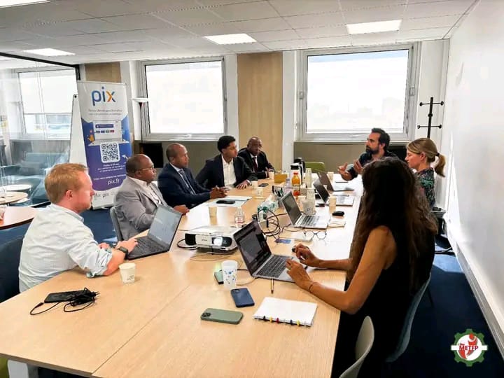 RECONTRE ENTRE LA DELEGATION DU METFP ET LE DIRECTEUR GENERAL DU GIP PIX A PARIS